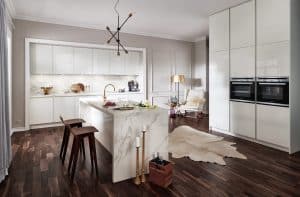 Keukenstijl: moderne keuken – Witte met marmer-look Häcker spoeleiland keuken AV 2030 GL