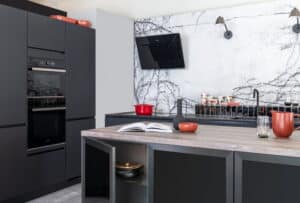 Design afzuigkap zwart Elica boven inductie kookplaat, KeukenCoach keuken Milaan