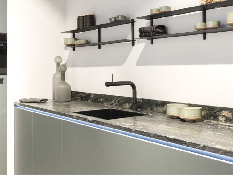 Groene moderne keuken met Quooker Front zwart, granieten aanrechtblad zwart wit gemarmerd Titanium Papato en Gejst wandplanken Nivo C - KeukenCoach keuken Toronto