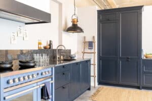 Blauwe landelijke keuken – KeukenCoach keuken Provence met blauw Lancellotti inductie fornuis