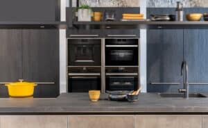 Droomkeuken apparatuur: NEFF ovens, stoomoven, koffiemachine & inductiekookplaat en zwarte Quooker kraan