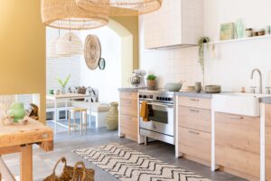 Landelijke keuken met inductiefornuis en houten werkbank – KeukenCoach droomkeuken Ibiza