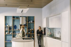 Keukenindeling en vorm tips van een expert - KeukenCoach witte design keuken met kookeiland Barcelona