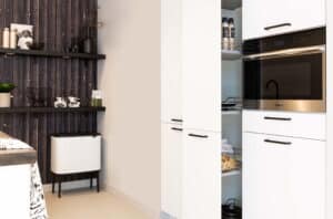 Keukenmeubelen kiezen: Hoge keukenkasten met slimme apothekerskast, KeukenCoach keuken New York