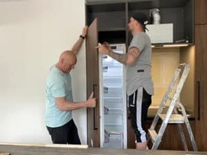Keukenmontage - koelkastdeur stellen