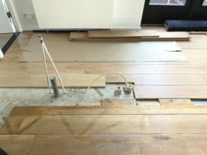 Keukenmontage - keukenvloer en leidingwerk aanpassen (koud/warm water, afvoer & elektra) voorafgaand aan het keuken plaatsen