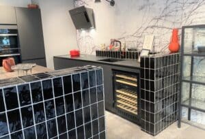 Inbouw wijnklimaatkast in zwarte keuken met eiland, KeukenCoach design keuken Milaan