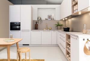 Witte moderne L-vorm keuken - KeukenCoach keuken Sydney