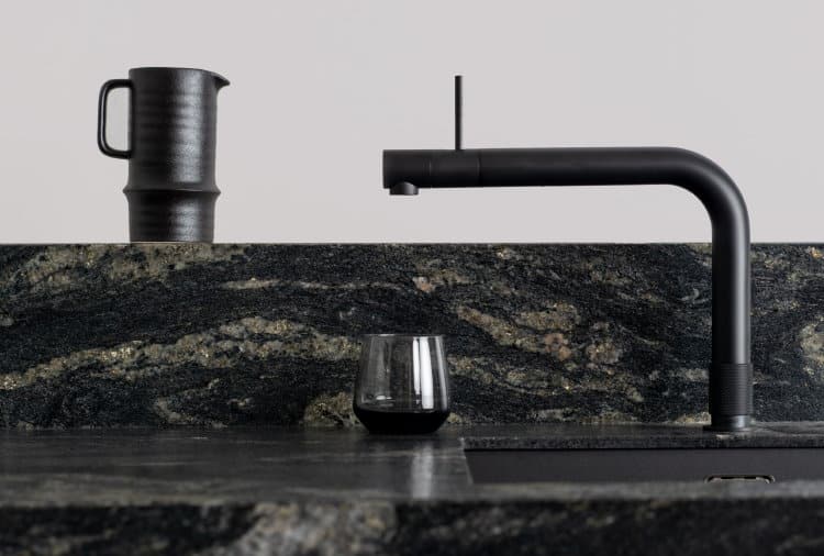 Gevlamde zwart granieten aanrechtblad Evora Granite Titanium, zwarte spoelbak en Quooker Front zwart