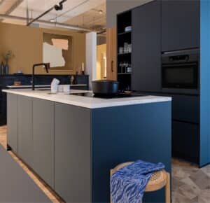Blauwe keuken met kookeiland - design parallel keuken - KeukenCoach keuken Londen