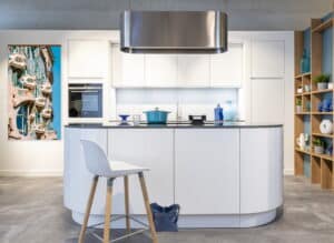 Witte design kookeiland keuken rond met bijpassende RVS eilandafzuigkap - KeukenCoach keuken Barcelona