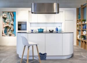Witte design keuken met kookeiland, KeukenCoach keuken Barcelona