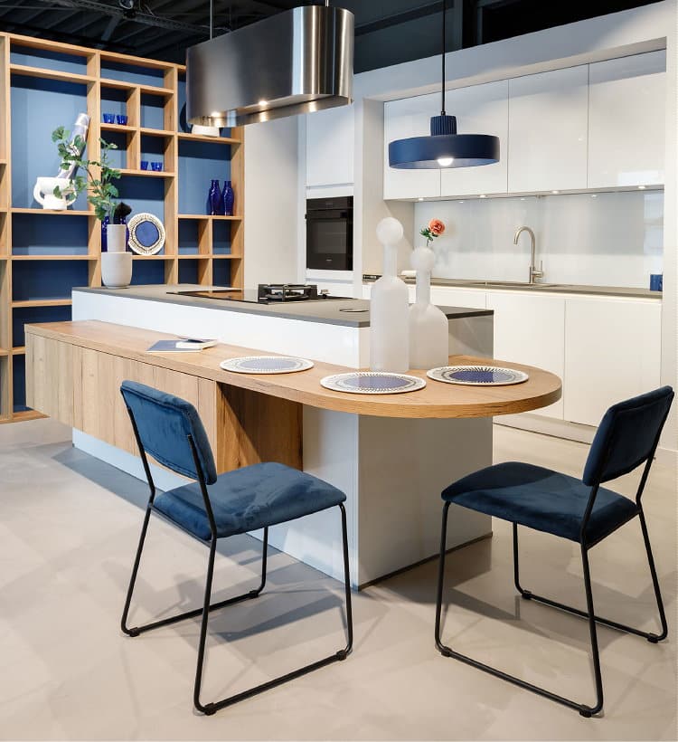 Modern kookeiland met bar - eettafel in hoogglans wit met licht eiken ronde bar en open vakkenkast met bijpassende RVS eilandafzuigkap