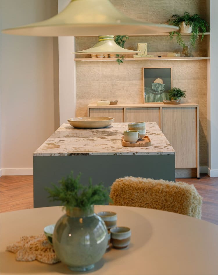Moderne keuken met werkeiland jade groen met steenlook werkblad in lichte wit en bruin tinten