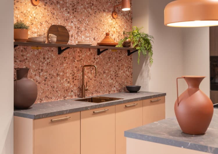 Keuken achterwand idee: Terrazzo wandpaneel aardetinten: bruin, gebrand oranje, koraal en wit - achterwand doorgetrokken tot aan plafond