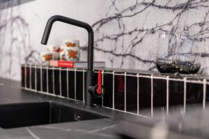 Zwarte tegels smetplint & vensterbak - KeukenCoach keuken Milaan