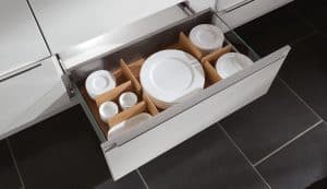 Servies en borden in onderlade - keukenlade organisatie met flexibel te plaatsen schotten van hout
