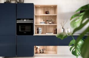 Blauwe keukenkasten met Siemens oven & houten open kastjes, Häcker fluweel blauw hoogglans design keuken