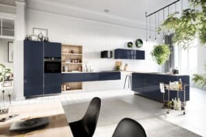 Donkerblauwe keuken met bar, Häcker hoogglans design keuken 4030 GL, fluweelblauw + hout decor