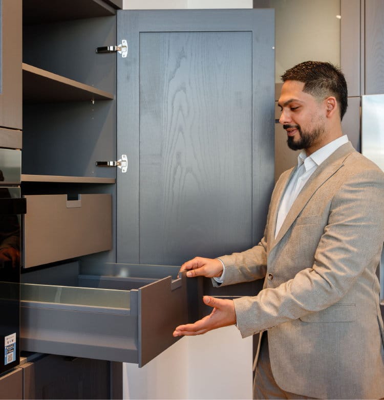 KeukenCoach expert Walid geeft keuken lade indeling advies - binnenlades in een hoge keukenkast