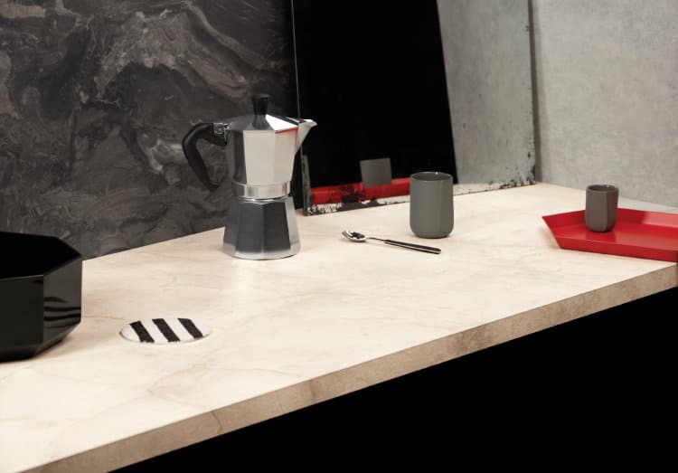 Natuursteenlook aanrechtblad TopCore Fortune licht beige met goud grijze aders - nieuwste kleur keukentrends 2026