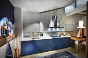 Moderne blauwe keuken gecombineerd met wit, grijs en marmer, Häcker keuken