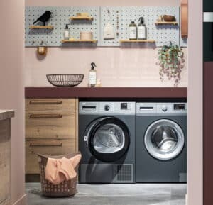 Moderne bijkeuken inrichting: wasmachine en droger naast elkaar in keukenblok met praktisch wandrek, KeukenCoach bijkeuken Amsterdam