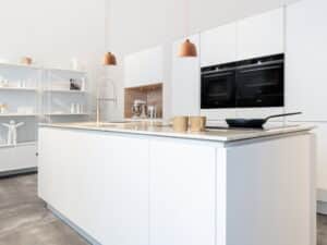 Witte greeploze keuken met witte keellijsten, Keukencoach keuken Kopenhagen