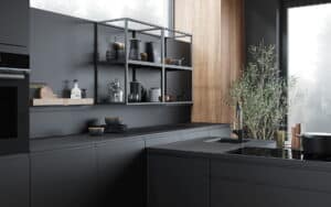 Design T-keuken met stalen regalen en houten wandplank, Häcker keuken concept130