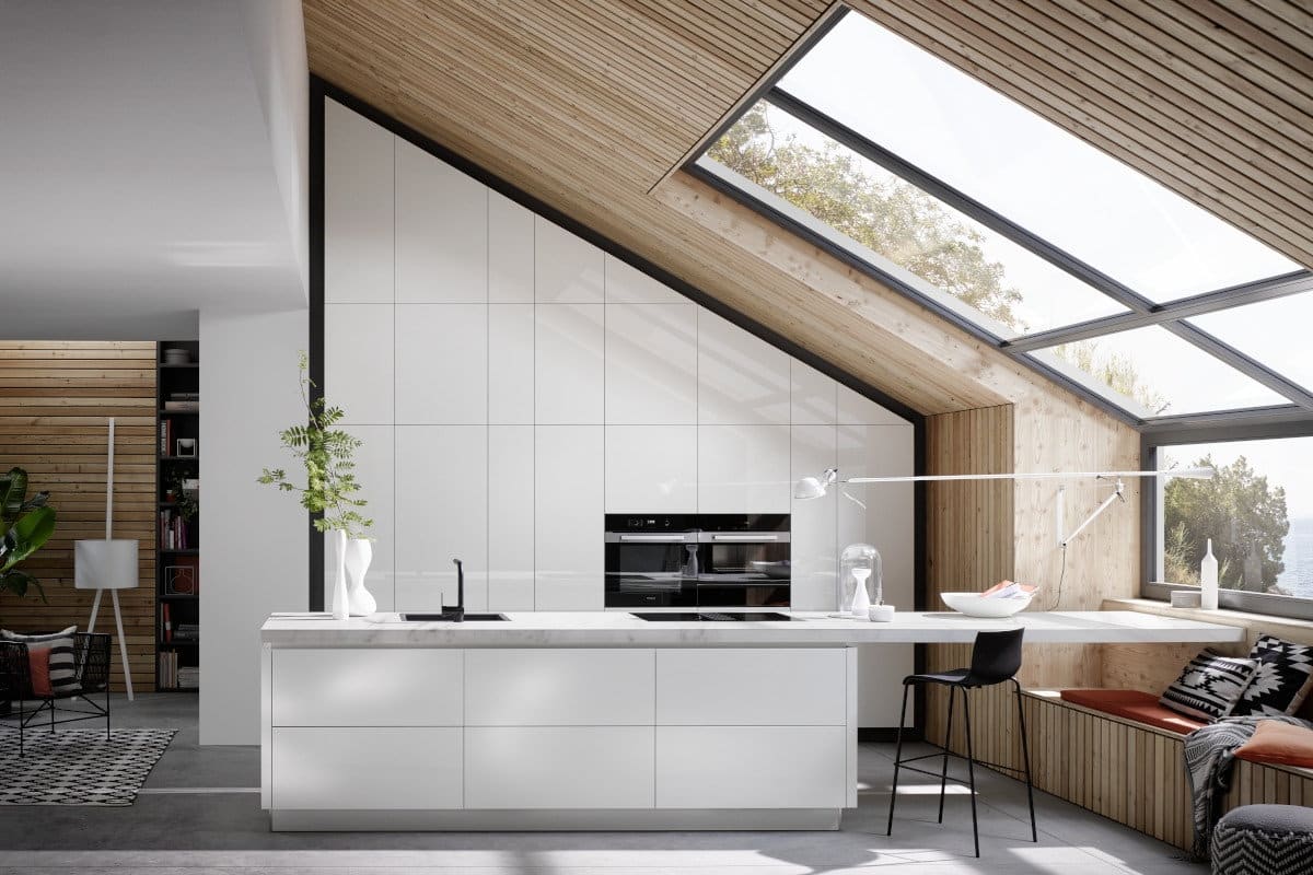 Witte kastenwand en keukeneiland met bar, marmer composiet aanrechtblad, Häcker keuken AV 2030 GL Witte kastenwand en keukeneiland met bar, marmer composiet aanrechtblad, Häcker keuken AV 2030 GL
