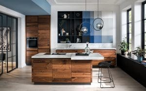 Design keuken met kookeiland, Häcker houten keuken met gekleurde keukenkasten