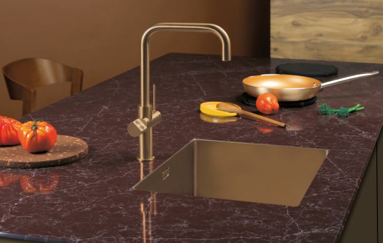 Donker rood marmerlook composiet aanrechtblad Evora Qstone Sakura