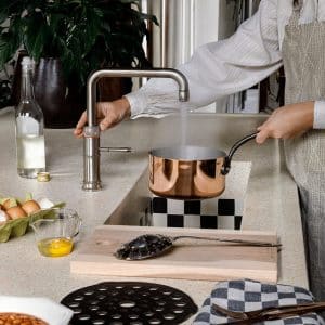 Grijze modern klassieke keuken met Quooker Classic Fusion kokend-water-kraan & tegel spoelbak