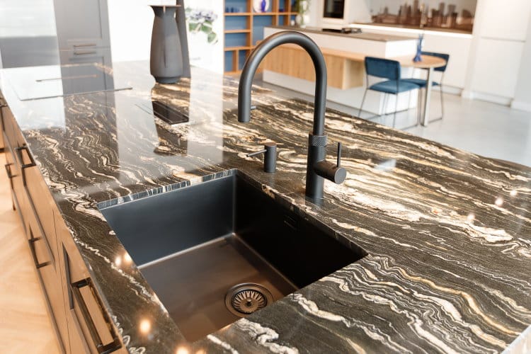 Rechthoekige spoelbak Gun Metal zwart met bijpassende Gun metal Quooker en zeeppomp - KeukenCoach keuken The Hamptons