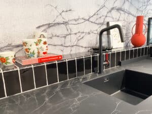 Zwarte spoelbak kunststof semi onderbouw met bijpassende zwarte keukenkraan – KeukenCoach keuken Milaan