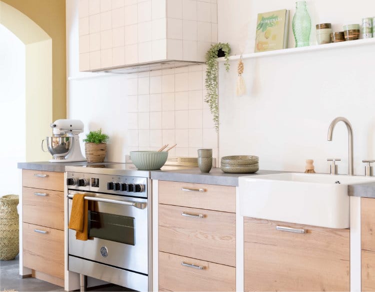 Boven het inductiefornuis: witte tegels achterwand landelijke keuken - KeukenCoach keuken Ibiza