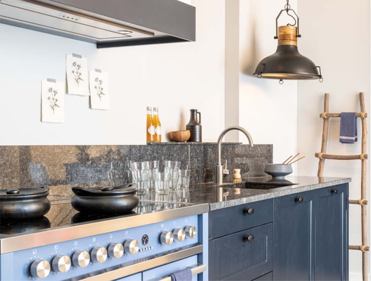 Granieten smetplint achterwand keuken landelijk - KeukenCoach keuken Provence