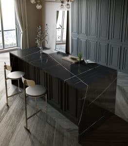 Luxe keuken met zwarte natuursteen composiet werkblad en zijpanelen – Silestone Eternal Noir