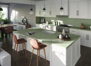 Witte landelijke keuken met een groen composiet keukenblad, Silestone Sunlit Days Posidonia