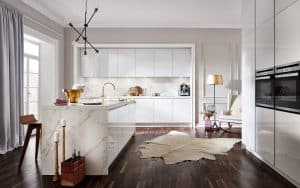 Design keuken met eiland – Häcker witte hoogglans keuken met marmer aanrechtblad, zijpanelen en achterwand