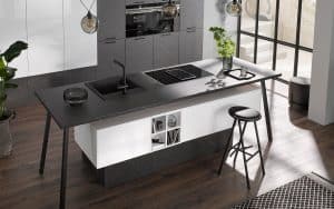 Design keuken met eiland + zwart marmer keukenblad en kasten, Häcker keuken