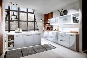 Moderne keuken met spoeleiland, Häcker parel grijze hoogglans keuken