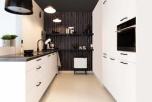 Kleine witte keuken met wandplanken & design afzuigkap, KeukenCoach keuken New York