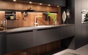 LED spots onder keukenkastjes en keukenrail met verlichting, Häcker keuken AV 6000