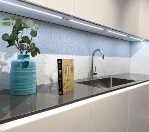 Lineaire inbouwverlichting onder keukenkastjes en keellijst-verlichtingsprofiel, Häcker keuken