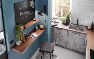 Betonlook keuken – Häcker Comet keuken werkblad, wandplanken en bureau van hout decor
