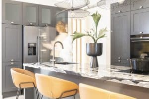 Natuursteen kookeiland blad in grijze luxe keuken Hamptons