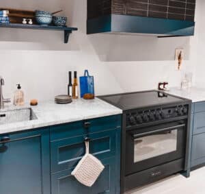 Wit keuken werkblad graniet & zwart Lancellotti inductie fornuis, KeukenCoach keuken Provence