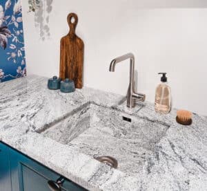 Keuken werkblad en spoelbak van wit graniet Evora Granite Bangalore White, KeukenCoach keuken Provence