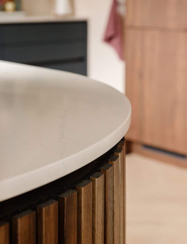 Wit marmerlook composiet keukenblad rond met verfijnde grijze aders op een houten onderkast met latjes - Binnenkijker bij een trotse klant van KeukenCoach